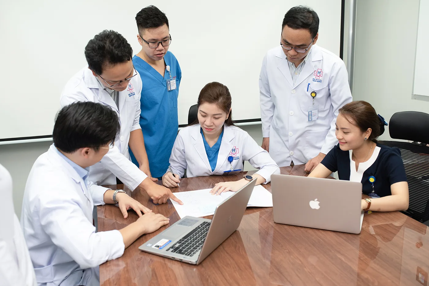 Bác sĩ bệnh viện vạn hạnh