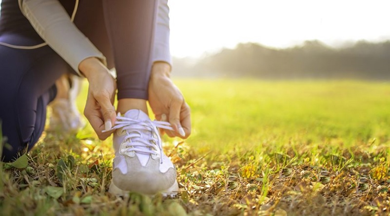 bệnh nhân tiểu đường nên chọn giày vừa vặn khi đi bộ