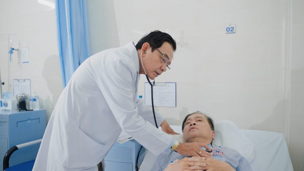 BS Phụng thăm khám bệnh nhân