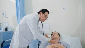 BS Phụng thăm khám bệnh nhân