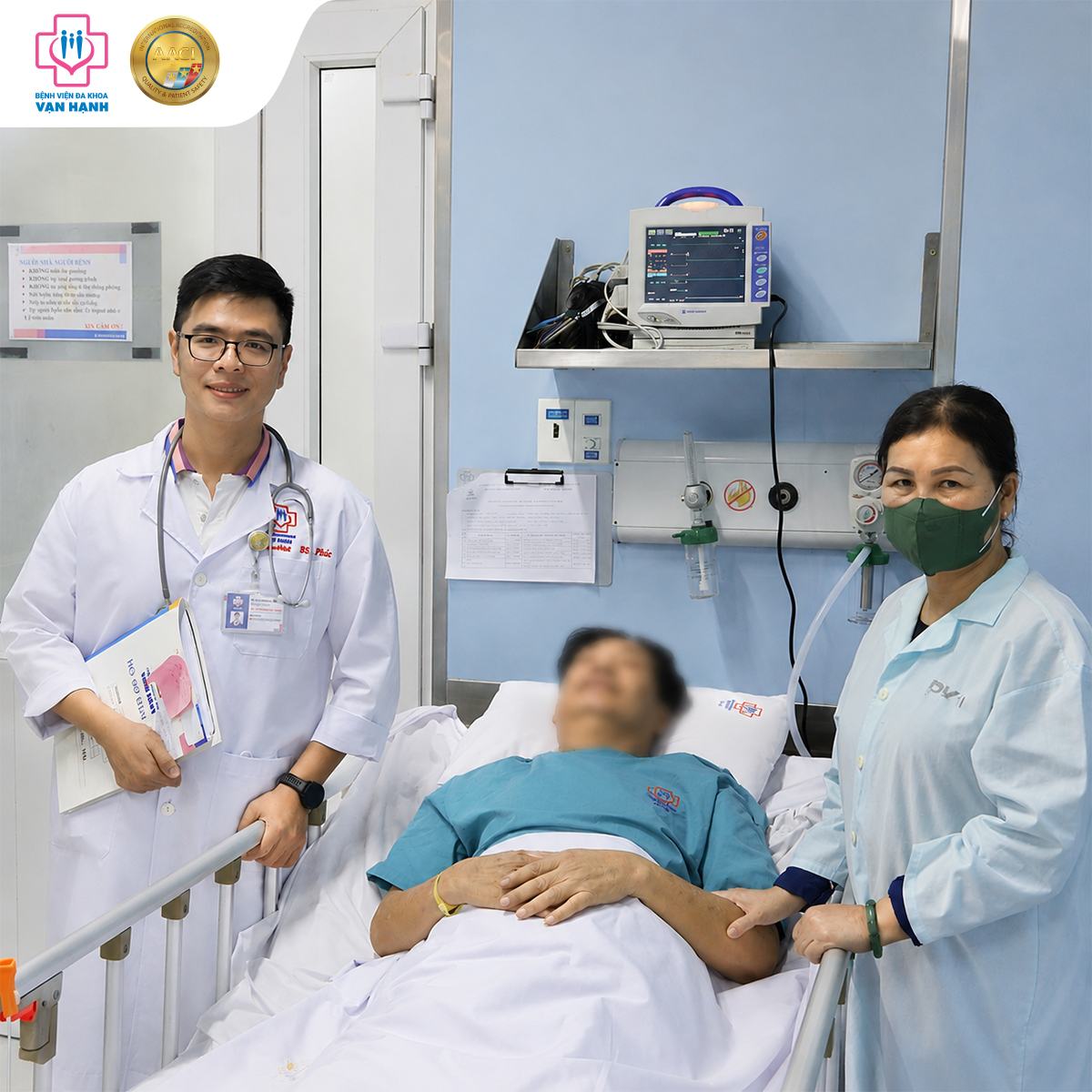 BS. Lê Hoàng Phúc thăm khám cho bệnh nhân BS. Lê Hoàng Phúc thăm khám cho bệnh nhân