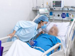 Chỉ sau 24 giờ đặt máy tạo nhịp, cụ ông 94 tuổi bước vào ca mổ sỏi túi mật với nguy cơ tử vong đến 10%