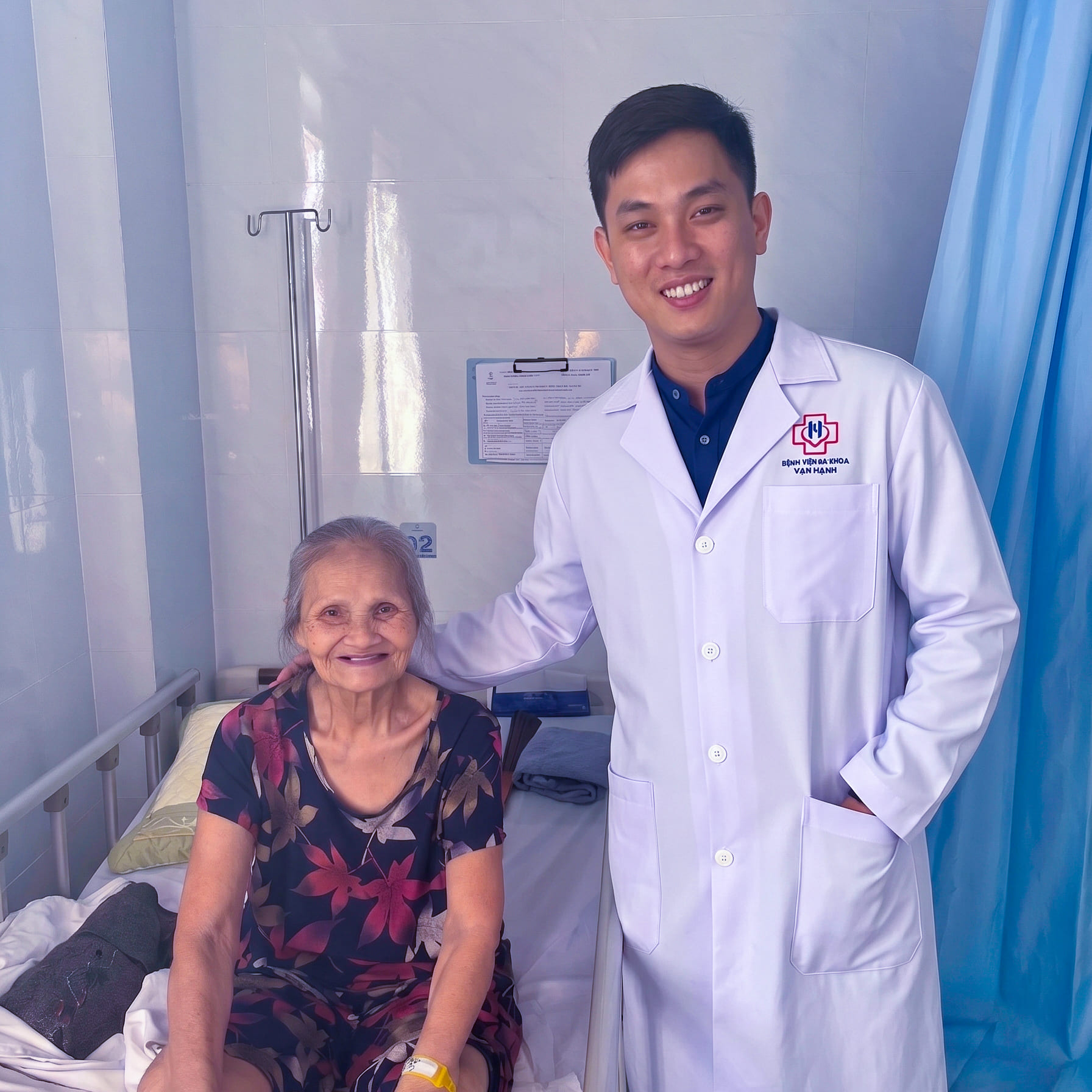 ThS.BS.CKII Nguyễn Thành Hưng thăm khám cho bệnh nhân sau can thiệp lấy huyết khối