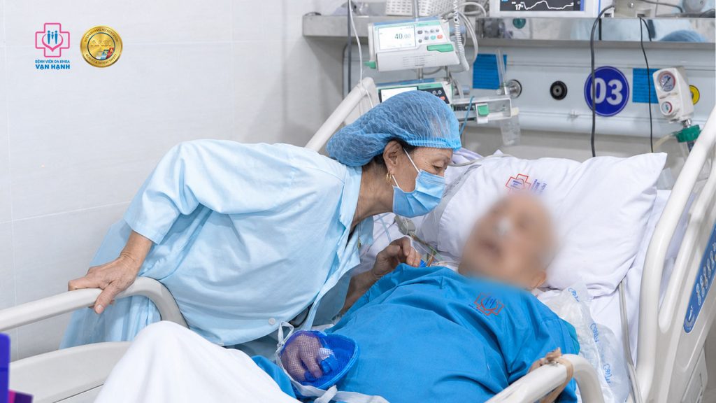 Chỉ sau 24 giờ đặt máy tạo nhịp, cụ ông 94 tuổi bước vào ca mổ sỏi túi mật với nguy cơ tử vong đến 10%