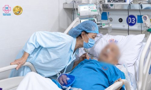 Chỉ sau 24 giờ đặt m&aacute;y tạo nhịp, cụ &ocirc;ng 94 tuổi bước v&agrave;o ca mổ sỏi t&uacute;i mật với nguy cơ tử vong đến 10%