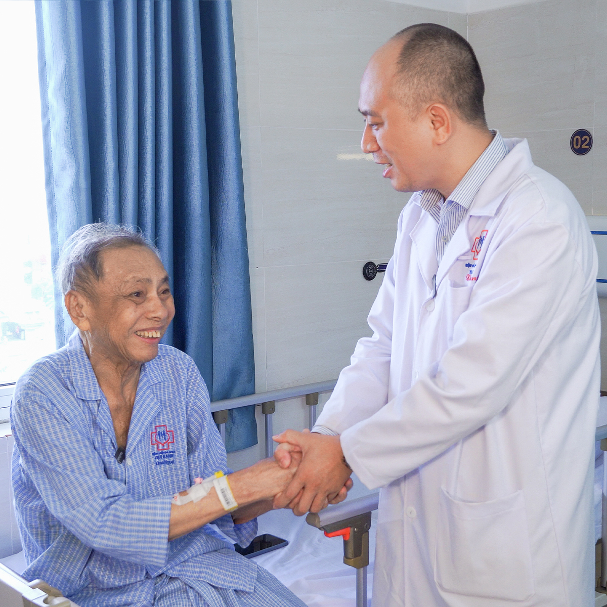 Bác sĩ Lê Thành Trung đến thăm khám cho bệnh nhân Bác sĩ Lê Thành Trung đến thăm khám cho bệnh nhân