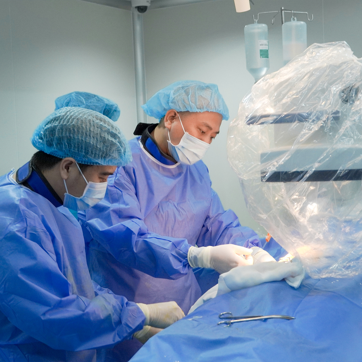 Ekip thực hiện tán sỏi đường mật xuyên gan qua da bằng laser Ekip thực hiện tán sỏi đường mật xuyên gan qua da bằng laser