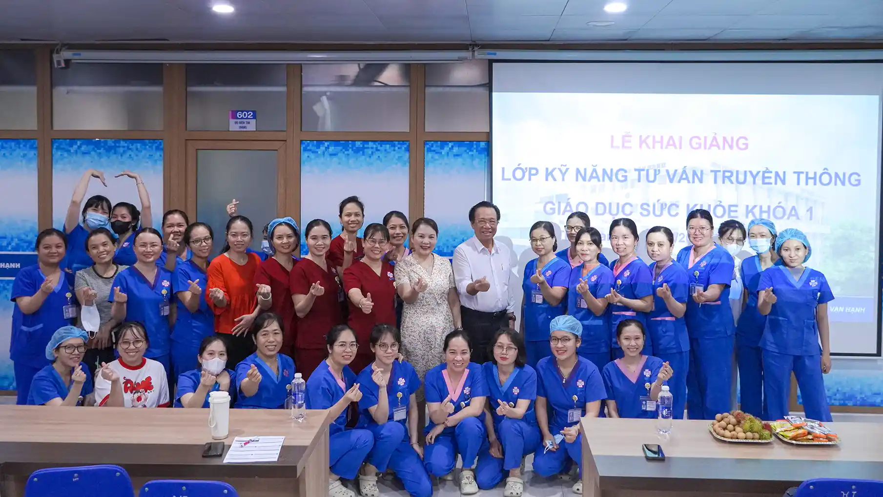 Các thầy cô giảng viên và học viên của khoá đào tạo chụp ảnh lưu niệm Các thầy cô giảng viên và học viên của khoá đào tạo chụp ảnh lưu niệm