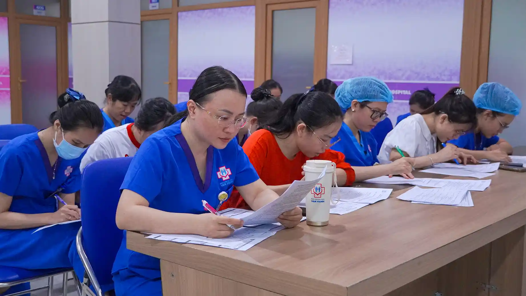Học viên tham gia làm bài kiểm tra tại lớp đào tạo Học viên tham gia làm bài kiểm tra tại lớp đào tạo