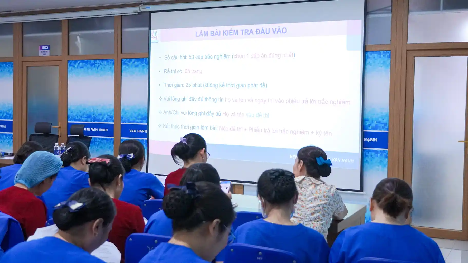Học viên tham gia làm bài kiểm tra đầu vào của khoá đào tạo Học viên tham gia làm bài kiểm tra đầu vào của khoá đào tạo